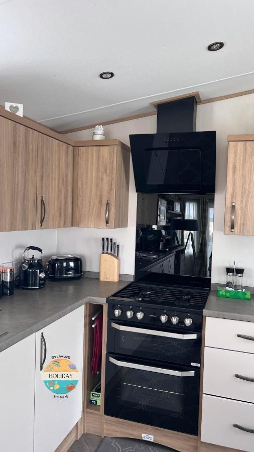 Field View - Martello Beach - Sylwia'S Holiday Homes Jaywick Sands Exterior photo